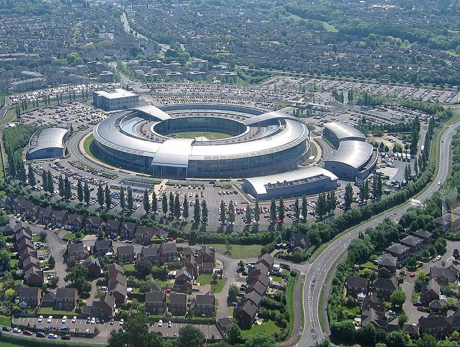 Нынешнее здание GCHQ в Челтнеме — «бублик», построенный в 2002 году. Эллис, Кокс и Уильямсон работали в прежних корпусах службы